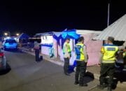 Ciptakan Rasa Aman, Polsek Poto Tano Gelar Patroli Blue Light Bersama Forkopimcam