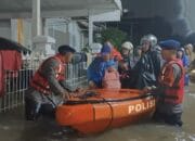 Jalankan Tugas Kemanusiaan, Brimob Polda Metro Evakuasi Warga Terdampak Banjir