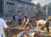 Bhabinkamtibmas Desa Lampok Bersama Pemerintah Desa dan Masyarakat Gelar Gotong Royong di Lapangan Serbaguna