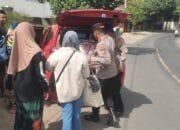 Kapolsek Hu’u Jenguk Korban Laka Lantas, Antar Salah Satu Pasien Pulang ke Rumah