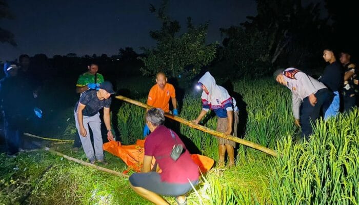 Polisi Temukan Jenazah Lansia di Sawah Kediri, Keluarga Tolak Autopsi