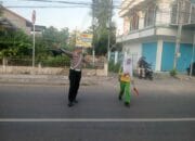 Personel Satlantas Polres Bima Kota Laksanakan Rawan Pagi, Bantu Pejalan Kaki dan Anak Sekolah Menyeberang Jalan