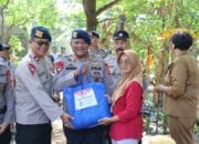 Brimob NTB Ulurkan Bantuan, Berjibaku Bersihkan Puing Banjir Pamotan