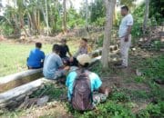 Bhabinkamtibmas Polsek Dompu Dampingi Petani Siapkan Lahan Jagung Di Desa Dorebara