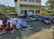 Bhabinkamtibmas Polsek Sekongkang Hadiri MPLS di SDN 1 Sekongkang, Bangun Kedekatan dengan Dunia Pendidikan Sejak Dini