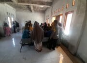 Bhabinkamtibmas Desa Daha Amankan Penyaluran Bansos Ketahanan Pangan Bersama Bupati Dompu