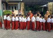 Bhabinkamtibmas Hadiri Upacara Hari Pertama Sekolah di SDN Tapir, Ingatkan Siswa Taat dan Waspada di Jalan Raya