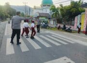 Anggota Polsek Sekongkang Laksanakan Giat Rawan Pagi di Depan Sekolah, Wujud Dukung Program PRESISI Kapolri
