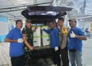 Dukung Program Pemerintah, Bhabinkamtibmas Kelurahan Renteng Kawal Pendistribusian Makanan Bergizi Gratis