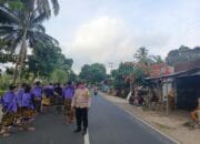 Pengamanan Nyongkolan di Mertak Tombok, Bhabinkamtibmas Jaga Kelancaran Lalu Lintas