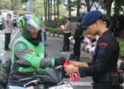 Brimob Metro Jaya Bagikan 5.000 Bendera Merah Putih kepada Warga Jakarta Jelang Hari Kemerdekaan RI