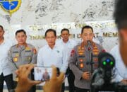 Tinjau Penanganan Karhutla Kalbar, Kapolri Ungkap Titik Api Terus Menurun   Kalbar – Kapolri Jenderal Listyo Sigit Prabowo mengungkapkan bahwa jumlah Hotspot atau titik api kebakaran hutan dan lahan di wilayah Kalimantan Barat (Kalbar) terus mengalami penurunan.   Hal tersebut diungkap Sigit usai mendengarkan paparan langsung  (Karhutla) di Gedung BPPTD, Mempawah, Kalimantan Barat, Jumat (8/8/2025).  Dari hasil paparan, Sigit menyampaikan bahwa, manajemen lintas sektoral di Kalbar sudah berjalan dengan baik terkait penanggulangan karhutla. Laporan yang diterimanya mulai bulan Juni, Juli dan Agustus.   “Kemarin, masih ada Hotspot ada kurang lebih 32 kalau tak salah. Selama dua hari dari kemarin sampai sekarang makin menurun dan modifikasi cuacanya saya lihat juga berhasil. Sehingga ini juga tentu bisa sangat signifikan membantu pemadaman terhadap titik-titik api yang ada,” kata Sigit.   Menurut Sigit, penanganan maupun sejumlah langkah strategis yang dilaksanakan oleh Polri, TNI, BNPB, BMKG, instansi terkait, relawan dan elemen masyarakat, khususnya di Kalbar sudah berjalan baik dan kompak.  “Jadi sudah ada pembagian terkait siapa yang menjadi satgas darat. Kemudian pada saat titik api mulai meningkat maka ada satgas udara yang bekerja dilengkapi dengan Water Bombing dan juga memanfaatkan modifikasi cuaca pada saat ada awan yang kemudian bisa diubah menjadi hujan,” ujar Sigit.   Lebih dalam, Sigit juga menekankan soal adanya edukasi serta sosialisasi kepada masyarakat yang masih membuka lahan dengan cara membakar. Menurutnya, ada sejumlah aturan yang harus diperhatikan apabila memang melakukan hal tersebut.   “Mungkin saya mengimbau karena memang juga masih ada kearifan lokal untuk membuka lahan, tolong untuk aturan yang ada agar dipatuhi. Bagaimana untuk membuka lahan secara kearifan lokal tentunya ada aturan-aturannya, ada garis pembatas kemudian harus diawasi sampai selesai dan tidak ada yang terbakar lagi,” ucap Sigit.   Meski begitu, Sigit berharap, masyarakat dapat diberikan pemahaman atau edukasi soal bahaya membakar untuk membuka lahan. “Ini tentunya menjadi hal-hal yang juga harus diperhatikan. Namun, tentunya imbauan kita adalah sebaiknya membuka lahan tidak perlu dengan membakar,” imbuh Sigit.   Di sisi lain, Sigit meminta seluruh pihak di Kalbar untuk terus menjaga kekompakan serta sinergisitas dalam rangka mencegah kebakaran hutan dan lahan. Mengingat, hal tersebut menjadi atensi dari Presiden Prabowo Subianto.    “Jadi saya ucapkan terima kasih atas kerja keras seluruh tim tergabung dalam satgas karhutla. Karena ini menjadi perhatian dari Bapak Presiden, saya minta untuk tim terus dijaga kekompakannya dipertahankan dan mudah-mudahan kita bisa lampaui waktu sampai dengan akhir Agustus nanti dan kebakaran hutan betul-betul bisa terjaga,” tutup Sigit.