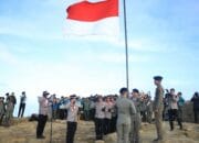 Jelang HUT RI ke-80, Polda Jabar Kibarkan Bendera Merah Putih di Puncak Gunung Ciremai