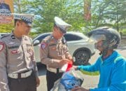 Sat Lantas Polres Bima Kota Bagikan dan Pasang Bendera Merah Putih pada Pengendara Sambut HUT RI ke-80