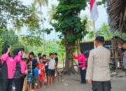 Ketua Bhayangkari Cabang Lombok Utara Bagikan Bendera Merah Putih kepada Nelayan di Gangga