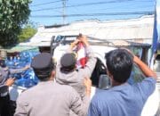 Polres Sumbawa Barat Bagikan Bendera Merah Putih kepada Masyarakat