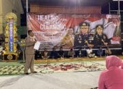 Ratusan Personel Polres Bima Kota Menangis di Malam 17-an, Ikuti Self Healing Training and Emotional Cleansing  Kota Bima, NTB (17 Agustus 2025) – Ada suasana berbeda di Polres Bima Kota pada momen malam peringatan Hari Ulang Tahun (HUT) ke-80 Kemerdekaan Republik Indonesia. Ratusan personel Polres Bima Kota bersama Bhayangkari larut dalam keharuan hingga meneteskan air mata saat mengikuti kegiatan Self Healing Training and Emotional Cleansing yang digelar di Lapangan Olahraga Tatag Trawang Tungga, Sabtu (16/8/2025) malam.  Kegiatan yang berlangsung sejak pukul 20.00 hingga 23.00 Wita tersebut dihadiri lebih dari 600 peserta, terdiri dari personel Polres Bima Kota, Bhayangkari, Pejabat Utama, serta tamu undangan penting, antara lain Wakil Wali Kota Bima, Ketua DPRD Kota Bima, Kepala Rutan, dan sejumlah pejabat daerah lainnya.  Kapolres Bima Kota AKBP Didik Putra Kuncoro, S.I.K., M.Si. dalam sambutannya menegaskan pentingnya memaknai kemerdekaan tidak hanya secara fisik, tetapi juga pada aspek mental dan spiritual.  “Kita sudah merdeka 80 tahun, tapi jika masih ada jiwa yang terkungkung, artinya secara personal belum merdeka. Mengelola hati butuh soft skills agar kita tidak hanya menjaga fisik, tetapi juga kesehatan mental yang bersumber dari kecerdasan hati,” ujar Kapolres.  Sebagai bentuk nyata, Kapolres menghadirkan motivator nasional sekaligus peraih rekor MURI, Dr. Ketut Abid Halimi, S.Pd.I., M.Pd., C.Ht., C.Ps., yang juga Direktur Pusat Training dan Motivasi Thanks Institute Indonesia. Dalam materinya, Dr. Ketut memperkenalkan metode senam otak, senam hati, dan hipnoterapi untuk membantu peserta membersihkan emosi negatif (Emotional Cleansing).  “Senam otak bertujuan meningkatkan suplai oksigen ke otak agar lebih fokus dan inovatif dalam bekerja. Sementara senam hati memberikan ketenangan dalam menghadapi masalah serta membentuk jiwa yang merdeka dan bahagia,” jelas Dr. Ketut.  Suasana menjadi penuh haru ketika sesi puncak Emotional Cleansing berlangsung. Banyak peserta, termasuk personel Polres, Bhayangkari, hingga pejabat yang hadir, tidak kuasa menahan air mata saat merasakan pelepasan beban emosional yang selama ini mereka pendam.  Wakil Wali Kota Bima, Feri Sofyan, yang mengikuti acara hingga selesai, mengaku sangat terkesan dengan kegiatan tersebut.  “Terima kasih Pak Kapolres, terima kasih Pak Motivator, ilmunya sangat bermanfaat untuk kami. Saya merasa lebih lega dan bahagia,” ungkapnya dengan penuh haru.  Kegiatan Self Healing Training and Emotional Cleansing ini menjadi yang pertama kali digelar di jajaran Polda NTB, sekaligus menandai cara baru Polres Bima Kota memperingati kemerdekaan dengan refleksi batin, pembebasan jiwa, dan penguatan mental personel agar lebih siap menghadapi tantangan tugas ke depan.