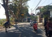 Polsek Pemenang Laksanakan Pengamanan Jalur Penebangan Pohon dan Gotong Royong Bersama Masyarakat