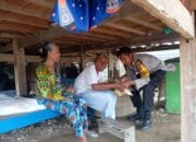 Bhabinkamtibmas Berikan Bantuan Bibit Ternak Bebek kepada pasangan Lansia