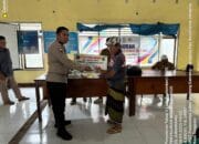 Bhabinkamtibmas Desa Janapria AIPDA Lalu Suharta Kawal Penyaluran BLT-DD di Desa Janapria