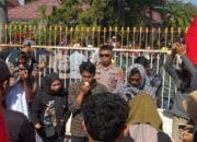 Kapolres Bima AKBP Eko Sutomo S.I.K.,M.I.K., Terjun Langsung Mengamankan Aksi Demonstrasi di Gedung DPRD Kabupaten Bima