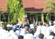 Kasat Lantas Polres Bima Kota Jadi Irup di SMPN 2, Ajak Pelajar Tertib Berlalu Lintas