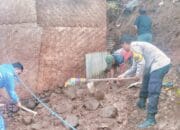 Bhabinkamtibmas Desa Mantun Bersama Warga Gotong Royong Bantu Warga Binaan Terdampak Korban Longsor