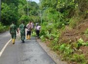Personel Polsek Sekongkang Bersinergi dengan Koramil sekongkang Gelar Gotong Royong Bersihkan Jalan Pasca Hujan Lebat