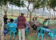 Bhabinkamtibmas Desa Kelanir Dampingi Petugas Puskeswan Register Hewan Ternak di Dusun Lawang Desa