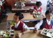 Program Makan Bergizi Gratis Dimulai di Sekotong Barat, Ratusan Siswa Terima Manfaat