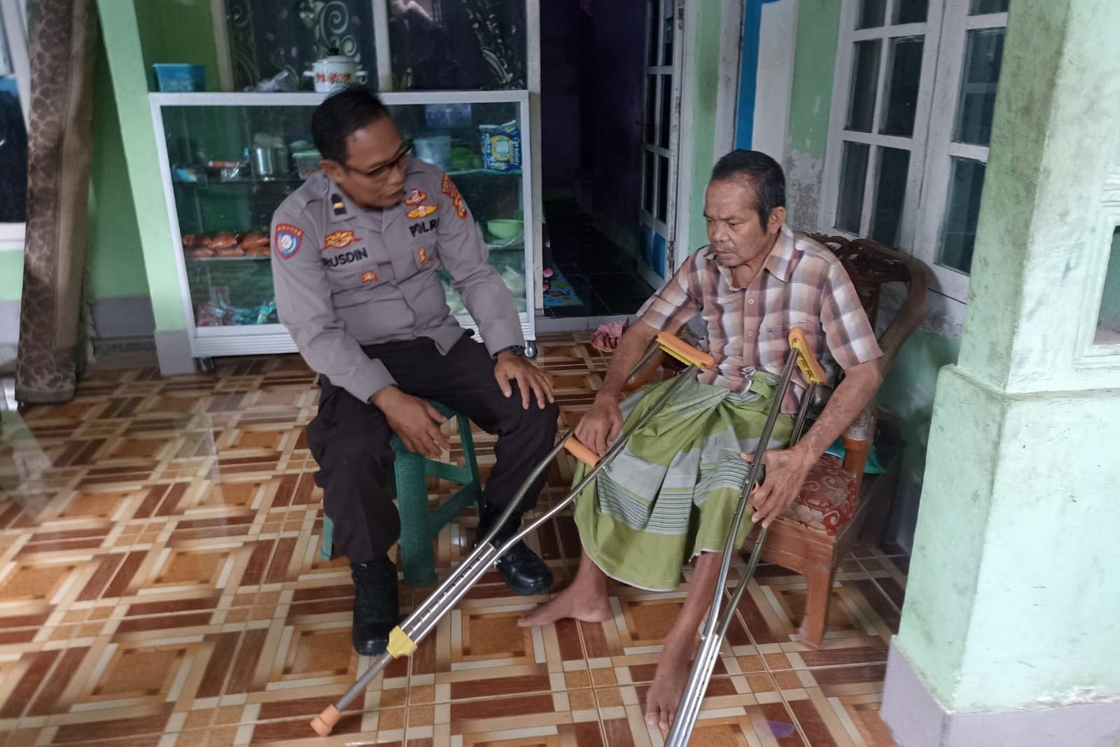 Polri Hadir untuk Masyarakat: Bantuan Tongkat Disalurkan di Desa Lembar Selatan, Lombok Barat