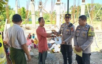 Aksi Nyata Polri: Polsek Sekotong Salurkan Bantuan Sosial di Desa Kedaro Lombok Barat