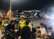 Patroli Dialogis Polsek Taliwang Jaga Kamtibmas di Alun-Alun, perkuat kehadiran polisi di tengah masyarakat