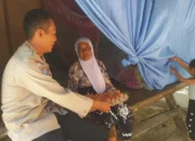 Polisi Hadir dengan Hati, Bhabinkamtibmas Sekotong Bagikan Nutrisi Mantap