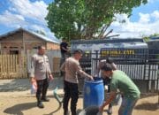 Sat Binmas Polres Bima Kota Laksanakan Kegiatan Pembagian Air Bersih untuk Warga Kelurahan Dara