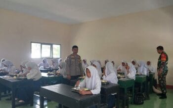 BHABINKAMTIBMAS DESA AIK BUKAQ LAKUKAN PENDAMPINGAN PENDISTRIBUSIAN MAKANAN BERGIZI GRATIS (MBG)