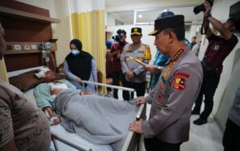 Kapolri Listyo Sigit Kunjungi Korban Ledakan SMAN 72 di RSI Cempaka Putih