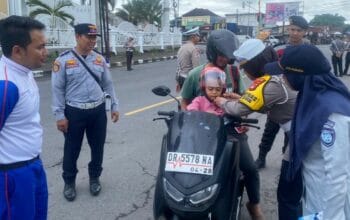 Polres Lobar Hadiahi Pengendara Tertib saat Operasi Zebra Rinjani