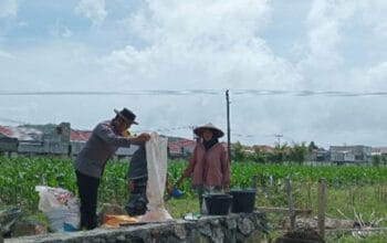 Dukung Program Pusat, Bhabinkamtibmas Labuapi Edukasi Warga Soal Ketahanan Pangan