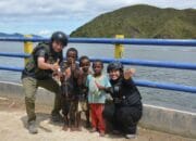 Sentuhan Humanis Personel Satgas Ops Damai Cartenz Bersama Masyarakat dan Anak-Anak di Paniai