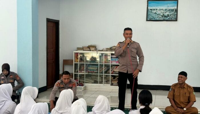 Sosialisasi Penerimaan Siswa Baru SMA Kemala Taruna Bhayangkara oleh Bag SDM Polres Bima Kota di SMPN 1 Kota Bima