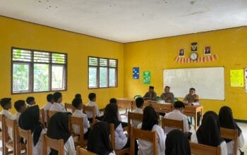 Bhabinkamtibmas Desa Mataiyang Gelar Sosialisasi di SMP Satap, Bangkitkan Semangat Pelajar Jadi Anggota Polri