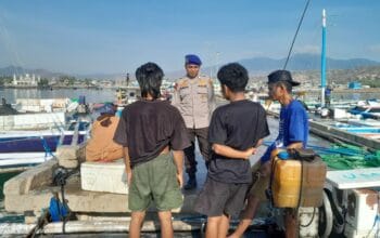 Sat Polairud Polres Bima Kota Laksanakan Patroli dan Beri Himbauan kepada Nelayan Bagang di Pelabuhan Sape