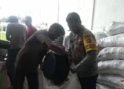 Jaga Kualitas, Polri Bantu Petani Lombok Barat Pipil Jagung