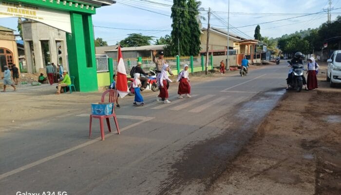 Bantu Anak Sekolah Menyebrang Jalan, Polsek Lambu Laksanakan Kegiatan Rawan Pagi