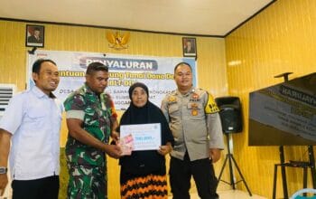 Bhabinkamtibmas Dampingi Penyaluran BLT Dana Desa di Sekongkang Bawah