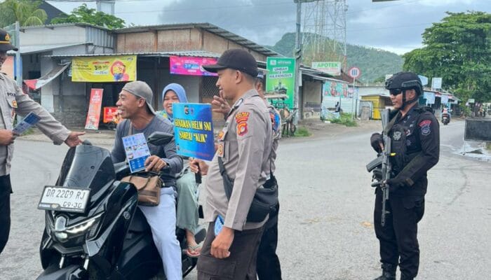 Edukasi Keselamatan , Sat Lantas Polres Lombok utara di Simpang 4 Pemenang.