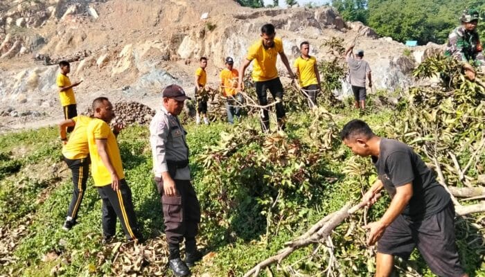 Polsek Rasanae Barat Polres Bima Kota Gelar Gotong Royong Bersama Dukung Program Pemerintah Kota Bima