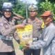 Jumat Berkah, Sat Lantas Polres Bima Kota Bantu Warga Pemukul Batu Di Kelurahan Manggemaci