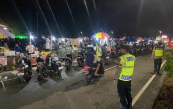 Personel Polsek Taliwang Amankan Konser Musik Rocker Club Sumbawa Barat di Alun-Alun Kota Taliwang